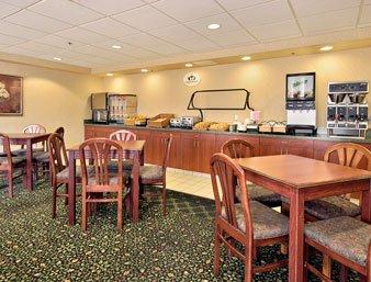 Super 8 By Wyndham Bloomington/airport 2*