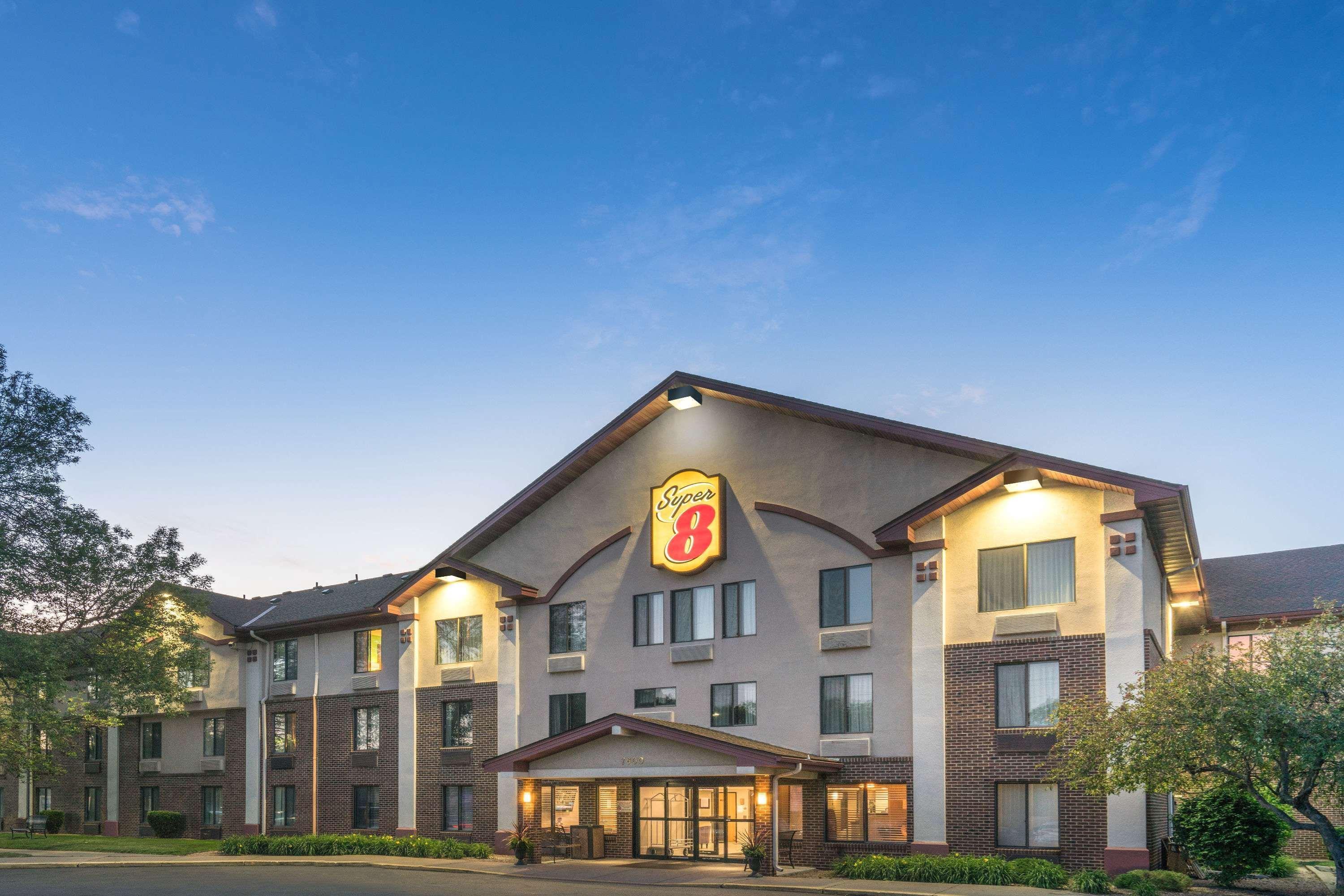 Super 8 By Wyndham Bloomington/airport Hotel